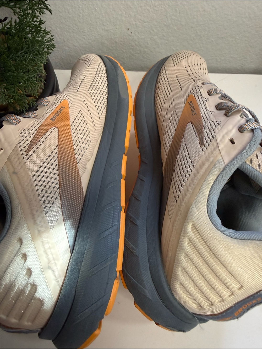 Brooks Anthem 5 Women size 6.5 Athletic in Cream with Orange and Gray Accents - Picture 4 of 8
